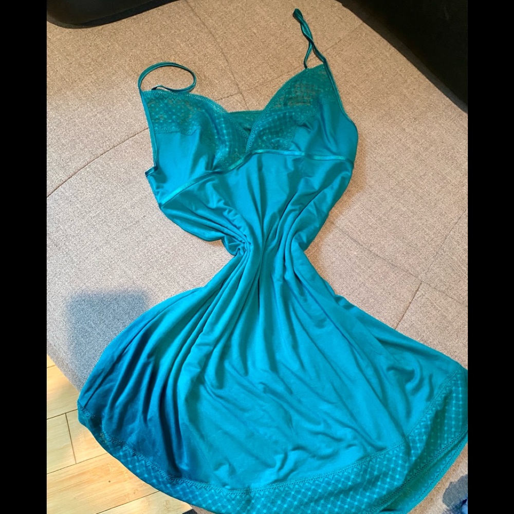 NEW VICTORIA’S SECRET SUPERSOFT LACE SLIP - Picture 8 of 8